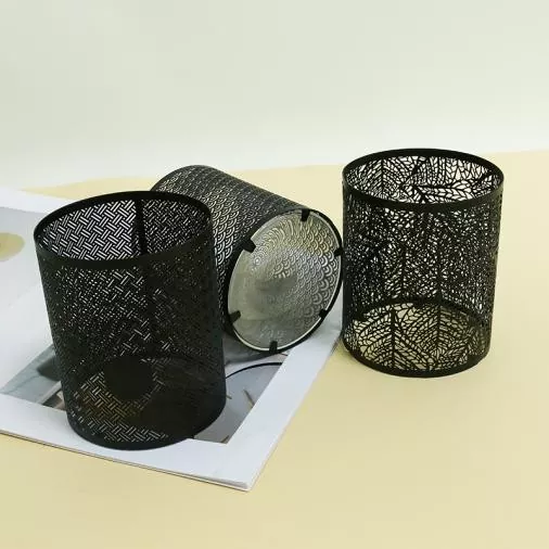 Svart metallljushållare