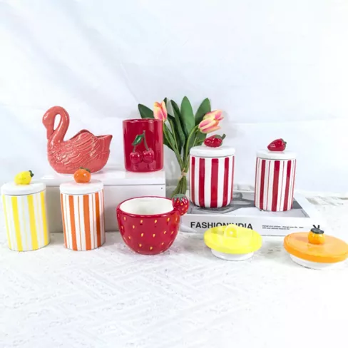 Blommor och fruktformad keramisk ljushållare